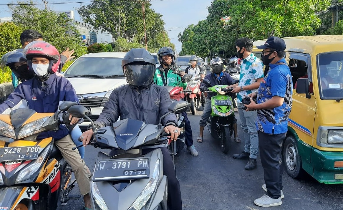 PWI Sidoarjo dan BPJS Kesehatan Bagi Masker ke Pengendara