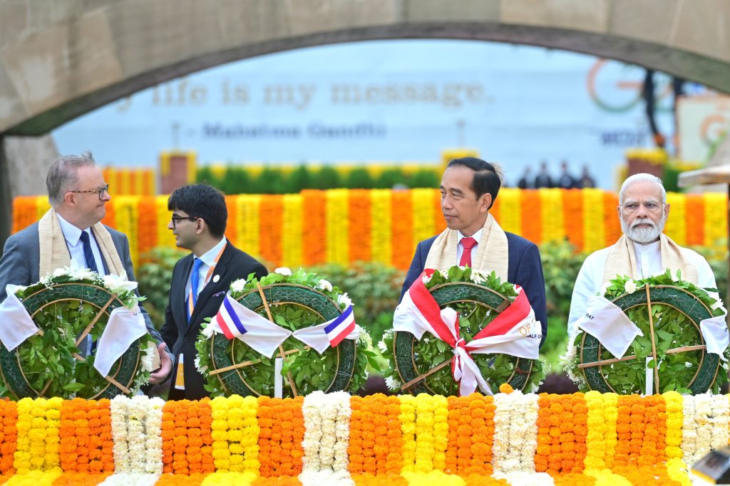 Pagi Hari di New Delhi, Presiden Jokowi Beri Penghormatan di Mahatma Gandhi Samadhi