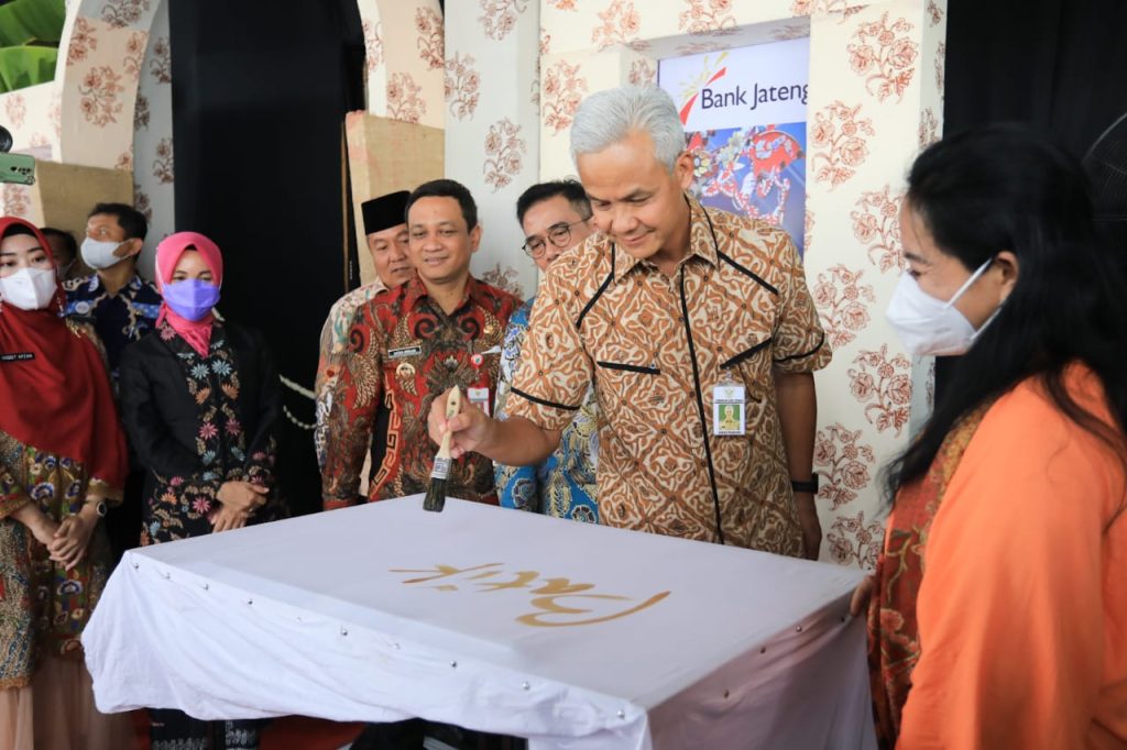 Ganjar saat membuka Pameran Batik Nusantara 2022 di GOR Jetayu, Kota Pekalongan, Rabu (5/10/2022).