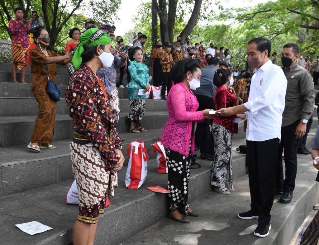 Presiden Jokowi bertemu dan memberikan bantuan untuk pekerja seni di Taman Balekambang Surakarta, Kecamatan Banjarsari, Kota Surakarta, Kamis (26/05/2022). (Foto: BPMI Setpres/Kris)
