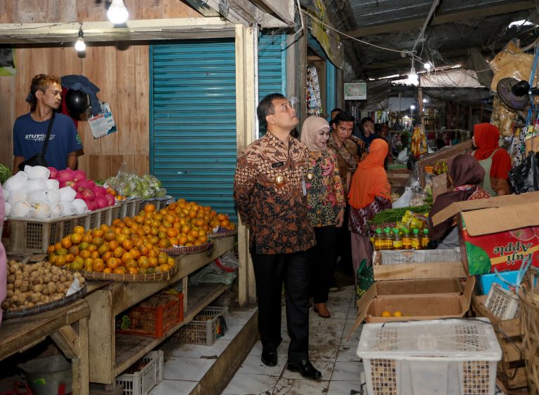  Gubernur Jawa Tengah, Ahmad Luthfi, yang datang meninjau kondisi Pasar Boja, Kabupaten Kendal,  Jumat (7/3). 