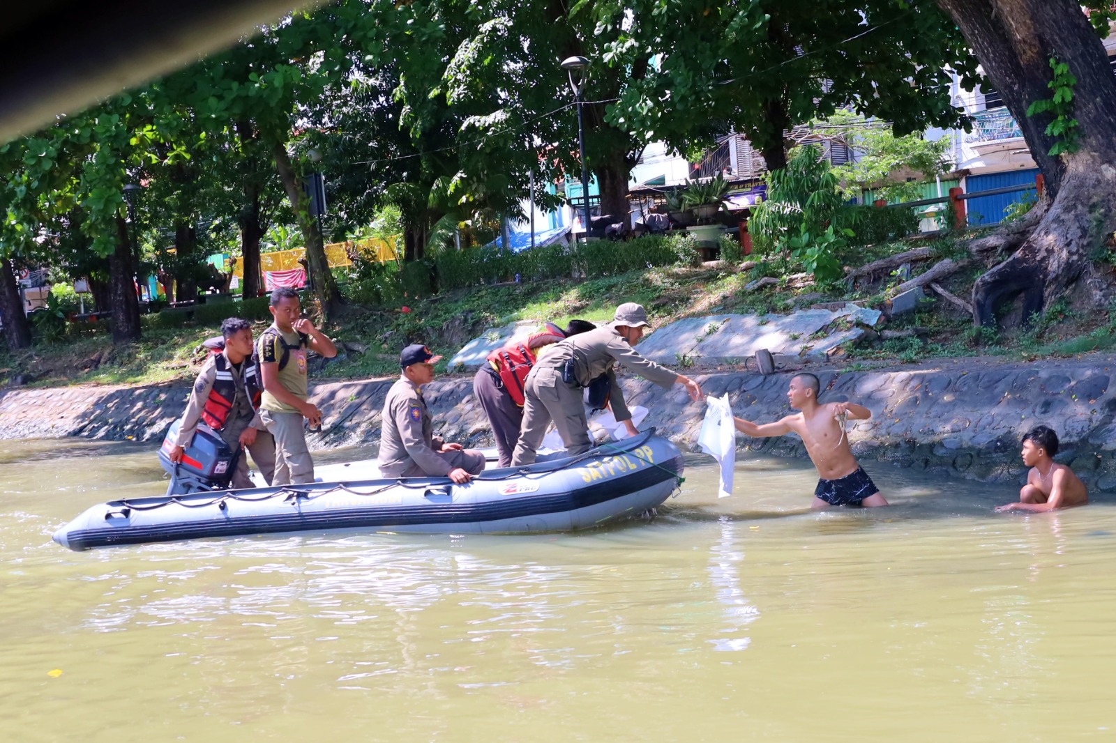 emerintah Kota (Pemkot) Surabaya melaksanakan giat pengawasan susur sungai sepanjang Kalimas di Kelurahan Ngagel, Kecamatan Wonokromo, Senin (17/6/2024)