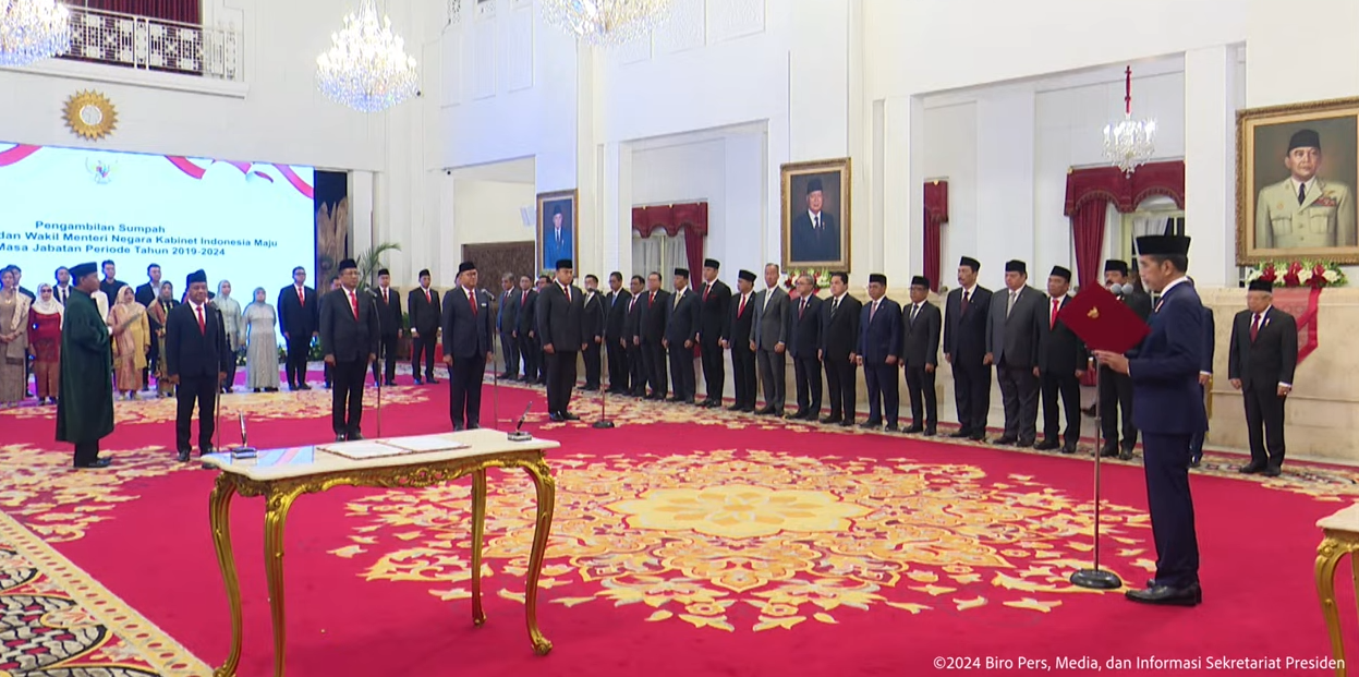 Presiden Republik Indonesia Joko Widodo (Jokowi) melantik tiga menteri negara dan satu wakil menteri negara Kabinet Indonesia Maju dalam sisa masa jabatan periode 2019-2024 di Istana Negara, Jakarta, Senin pagi (19/08/2024).
