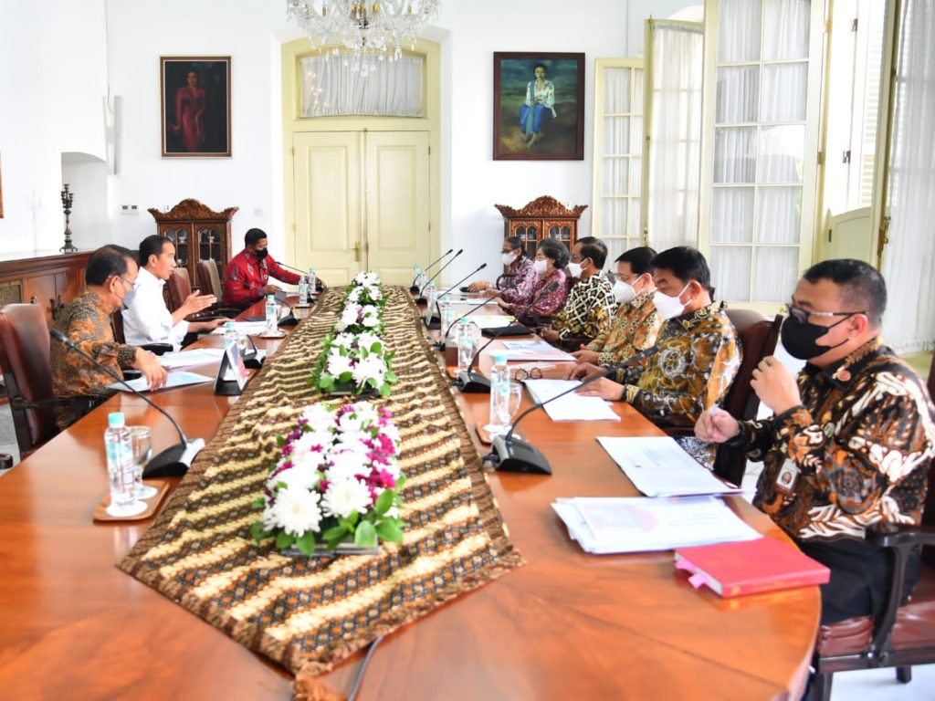 Presiden Joko Widodo didampingi Menteri Sekretaris Negara Pratikno menerima Dewan Gelar, Tanda Jasa, dan Tanda Kehormatan, di Istana Kepresidenan Bogor, Jawa Barat, pada Kamis, 3 November 2022. Foto: BPMI Setpres/Rusman