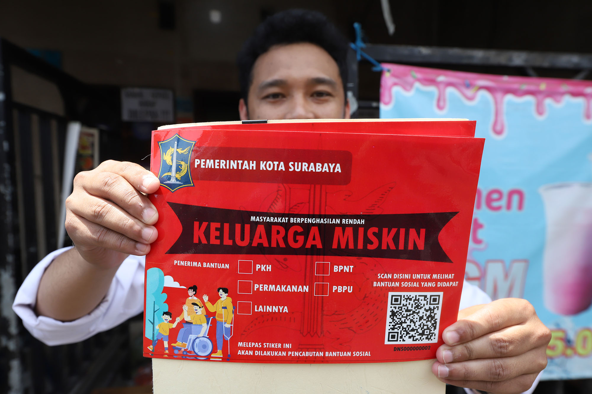 Pemkot Surabaya terus mengebut penempel stiker Keluarga Miskin di rumah-rumah warga yang sudah masuk ke dalam data warga miskin