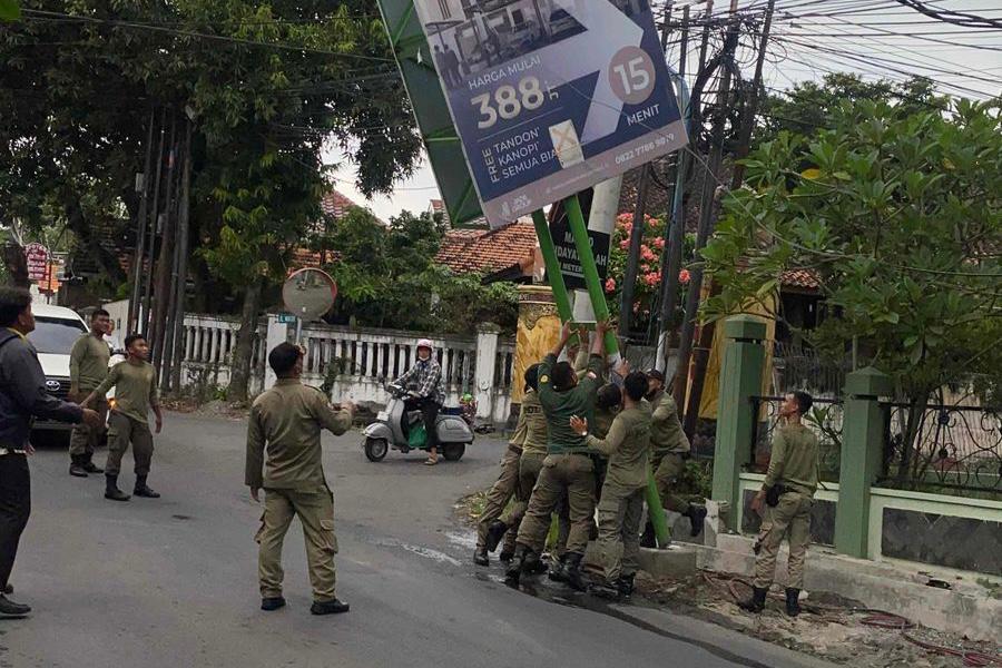Satuan Polisi Pamong Praja (Satpol PP) Kota Surabaya bersama Badan Pendapatan Daerah (Bapenda) kembali menertibkan reklame ilegal di Jalan Raya Made pada Rabu (26/3/2025)