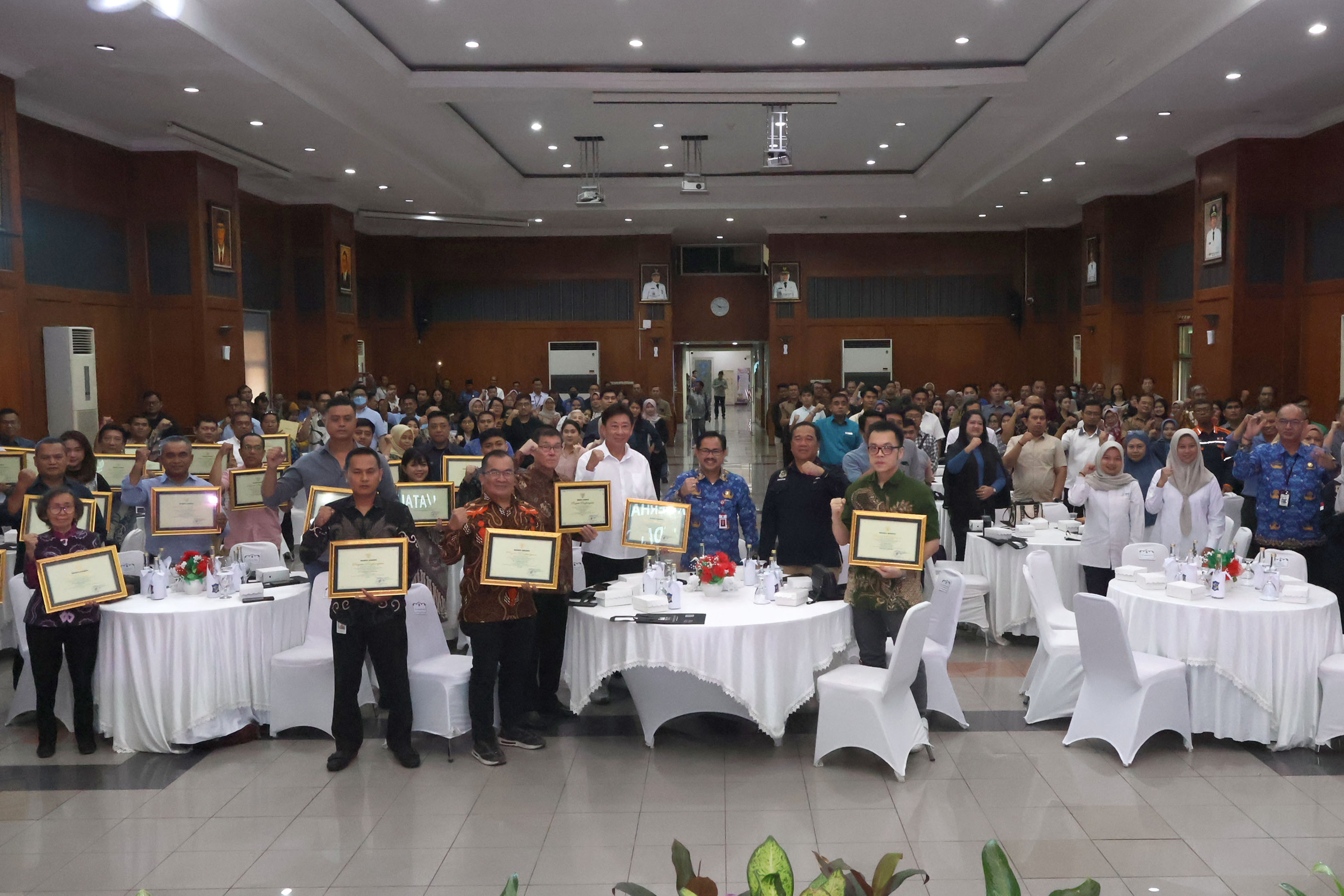 Pemkot Surabaya memberikan penghargaan kepada 27 pelaku usaha yang dinilai taat terhadap peraturan di bidang perlindungan dan pengelolaan lingkungan hidup di Graha Sawunggaling, Selasa (17/12/2024)