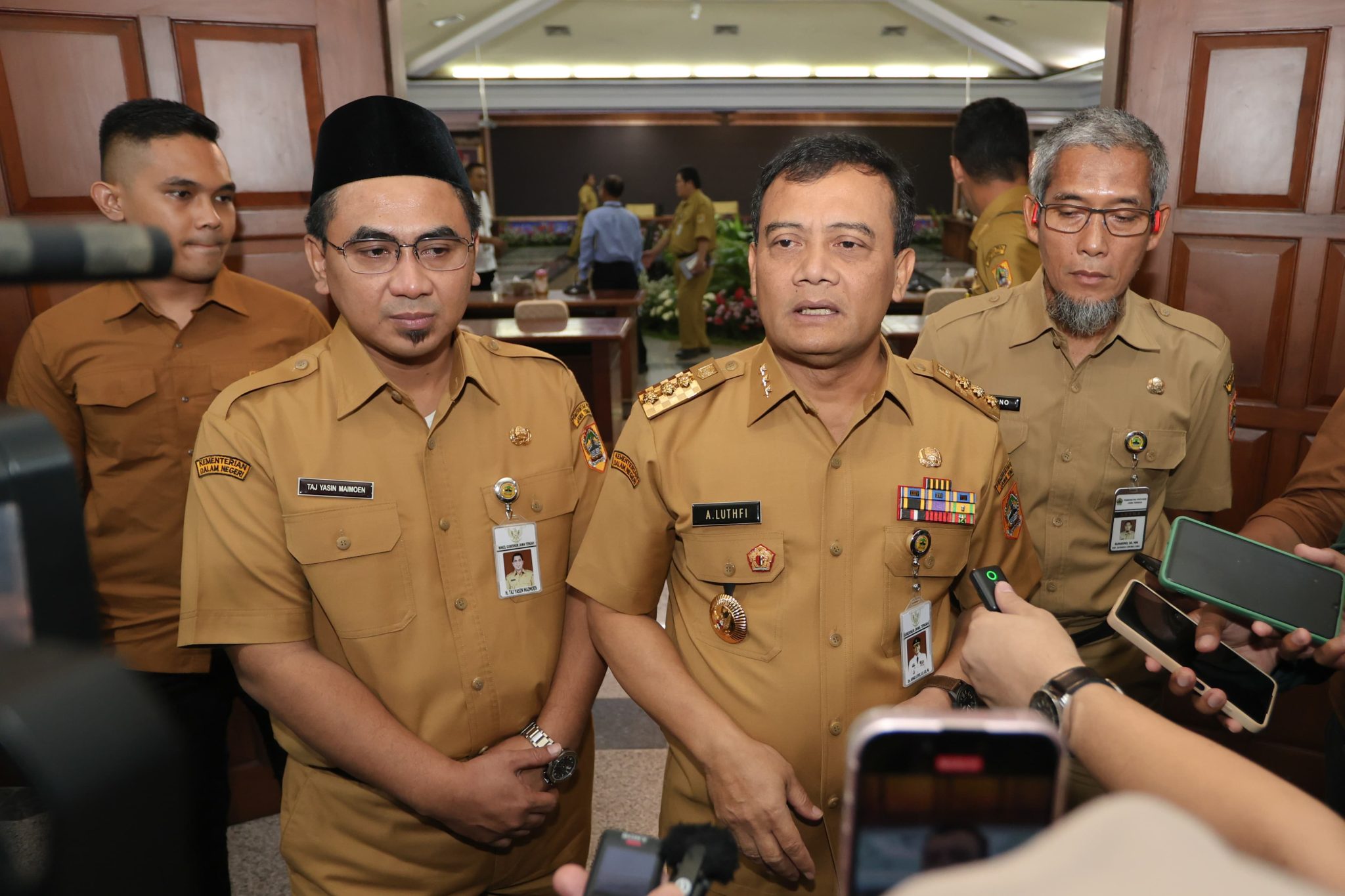 Gubernur Jawa Tengah, Ahmad Luthfi memberikan keterangan pers seusai memimpin rapat koordinasi dengan kepala OPD dan BUMD di Ghradika Bakti Praja, Senin (3/3/2025).