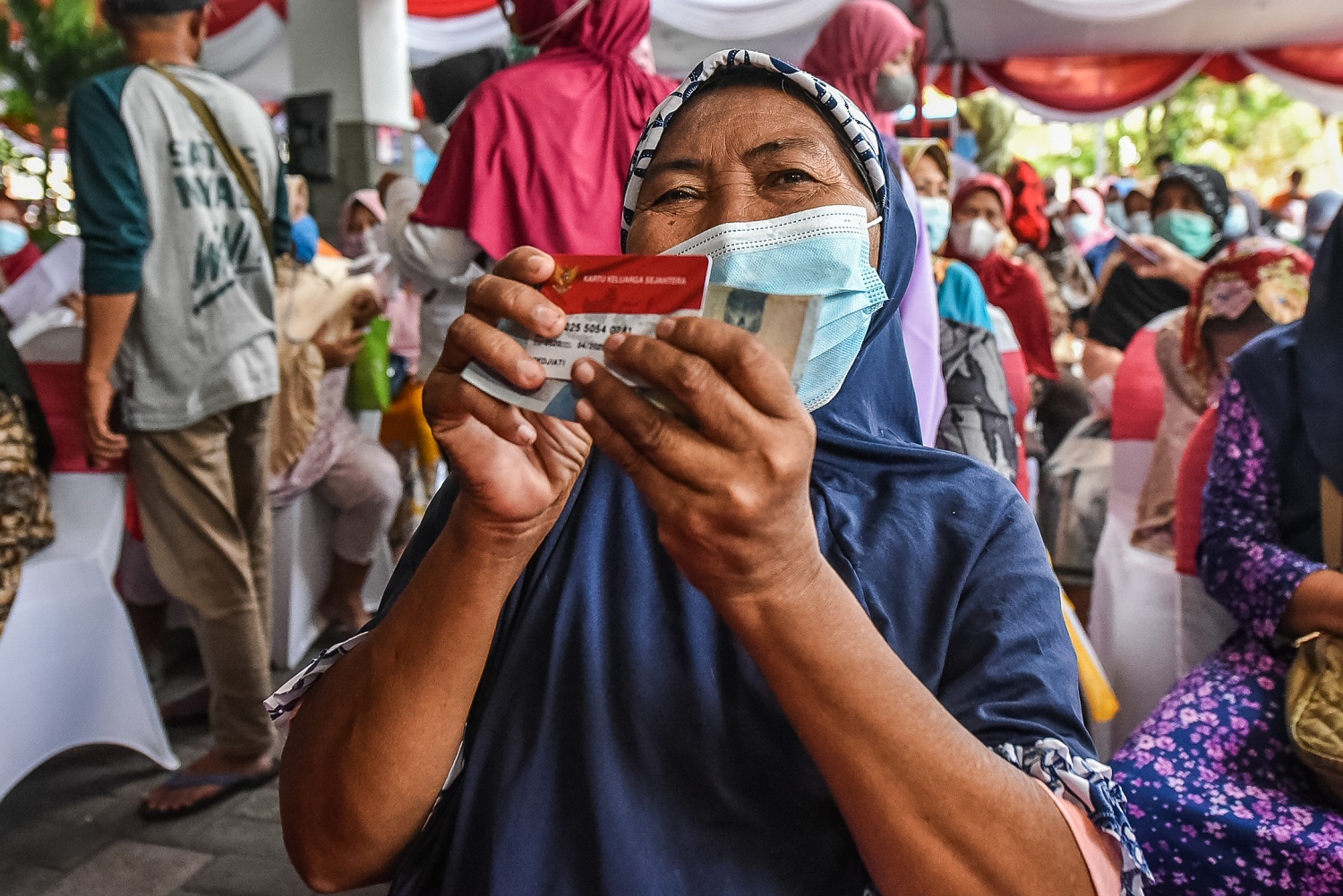 Penyaluran bantuan langsung tunai (BLT) Minyak Goreng di Kantor Kecamatan Rungkut Surabaya, Sabtu (16/04/2022) pagi. Ada sebanyak 220 Keluarga Penerima Manfaat (KPM) yang hadir dalam acara simbolis salur bansos tersebut. 