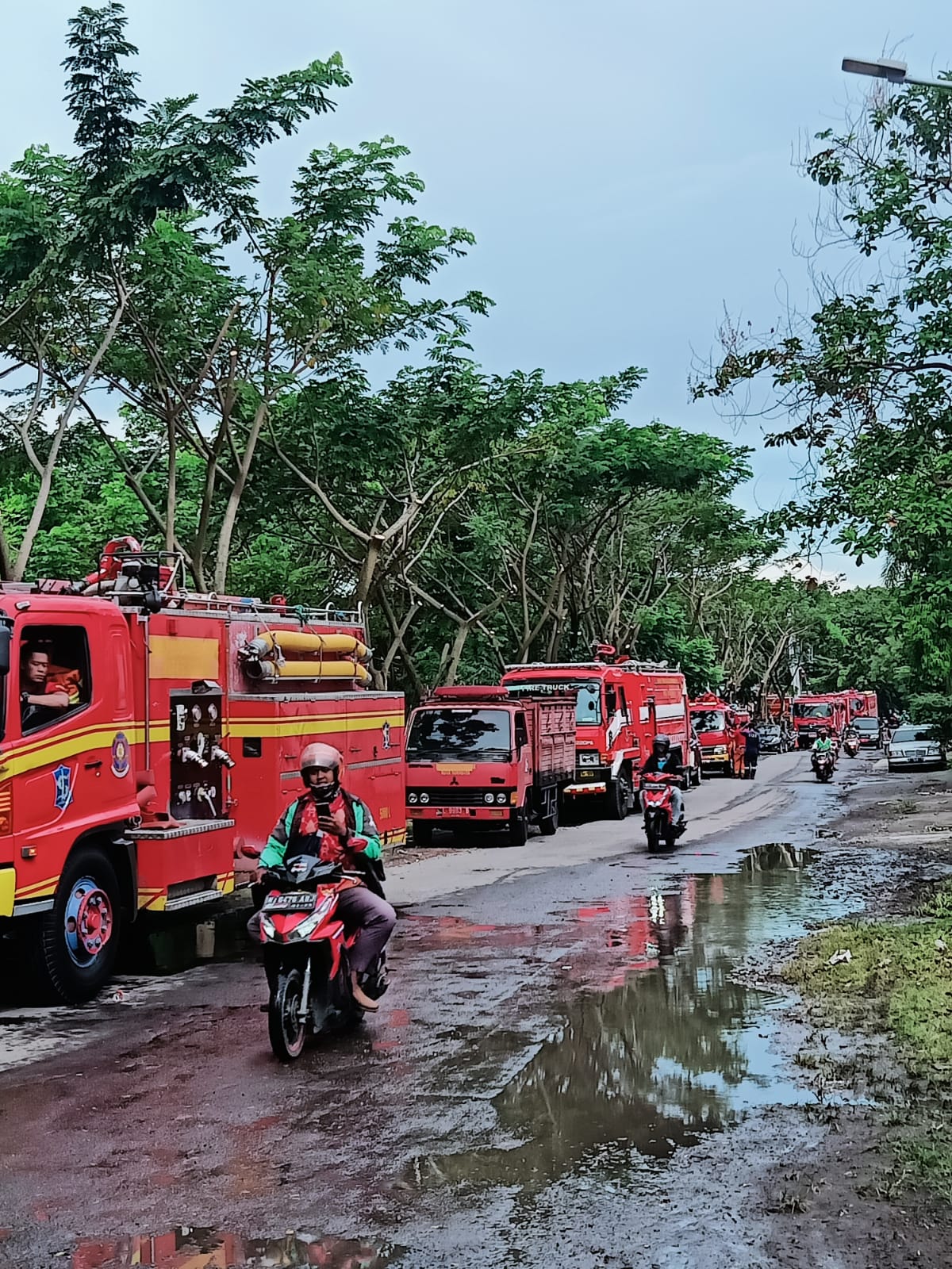 Pemkot Surabaya Kerahkan Belasan Mobil Damkar untuk Mengatasi Genangan