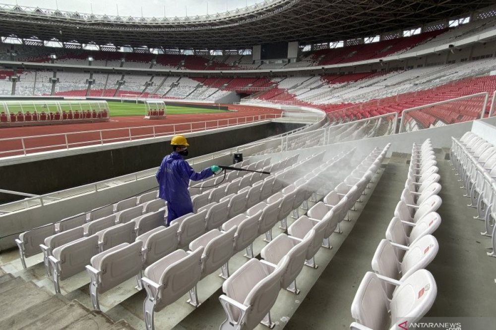 Petugas menyemprotkan cairan disinfektan di Kompleks Stadion Utama Gelora Bung Karno (SUGBK), Senayan, Jakarta, Kamis (26/3/2020).Penyemprotan disinfektan tersebut untuk mencegah penyebaran virus corona (COVID-19) di area tersebut. ANTARA FOTO/Puspa Perwi