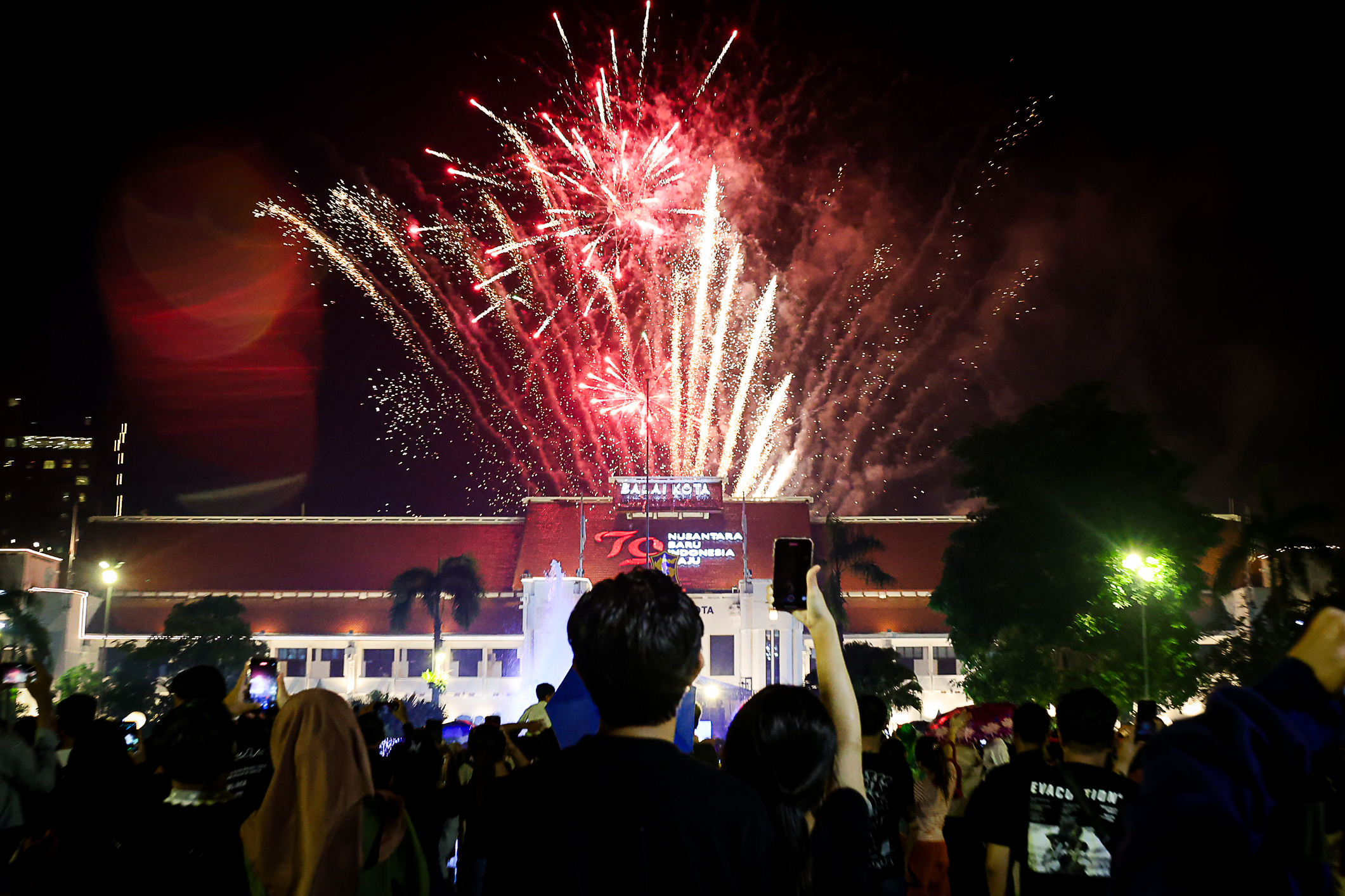suasana pergantian tahun baru 2024- 2025 di kawasan Balaikota Surabaya