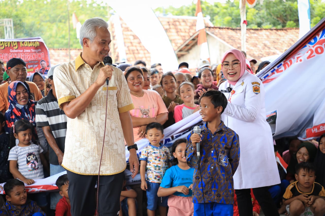 Gubernur Jawa Tengah Ganjar Pranowo bersama Warga Desa Keyongan, Kecamatan Gabus, Kabupaten Grobogan,  Rabu (15/2/2023).