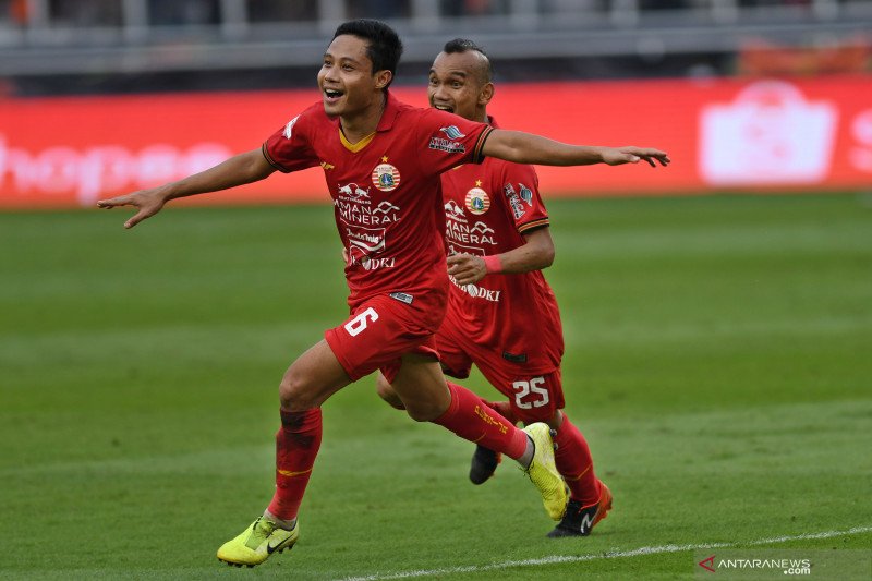 Pemain Persija Jakarta Evan Dimas (kiri) dan Riko Simanjuntak berselebrasi usai menjebol gawang Borneo FC dalam pertandingan pekan pertama Shopee Liga 1 2020 di Stadion Utama Gelora Bung Karno (SUGBK), Jakarta, Minggu (1/3/2020). Persija menang dengan sko
