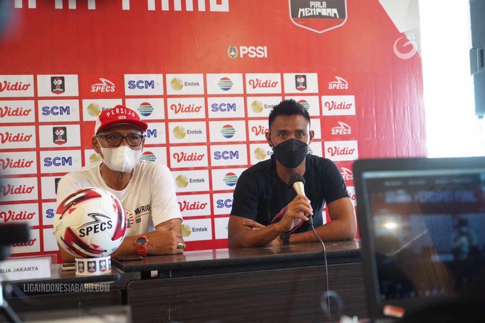 Pelatih Persija Sudirman dan bek Maman Abdurahman. LIB