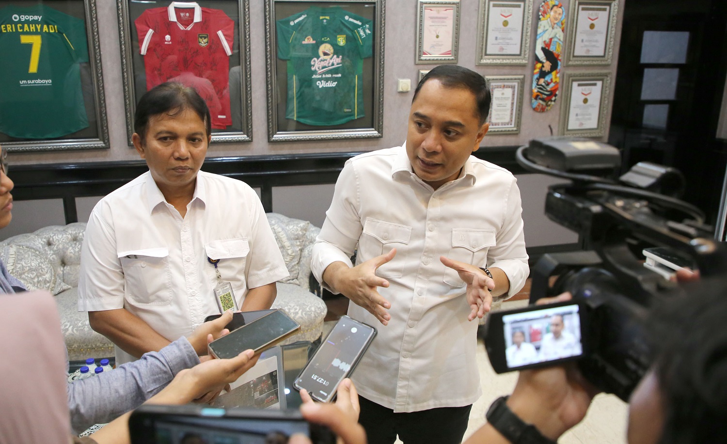 Wali Kota Surabaya Eri Cahyadi bersama Kepala Balai Besar Wilayah Sungai (BBWS) Brantas, Hendra Ahyadi memberikan keterangan kepada awak media usai menggelar pertemuan di ruang kerja wali kota, Kamis (2/1/2025) untuk merumuskan langkah strategis