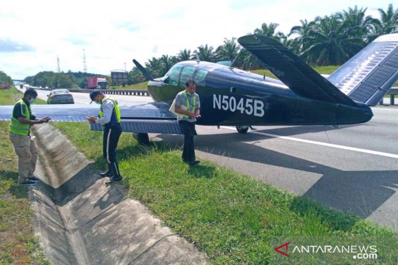 Sebuah pesawat ringan jenis beechcraft model 35 bonanza yang dinaiki dua warga Singapura melakukan pendaratan darurat di jalan raya tol dekat Sedenak, Negara Bagian Johor, Malaysia, Minggu (22/11/2020) pagi. ANTARA Foto/Ho-CAAM

