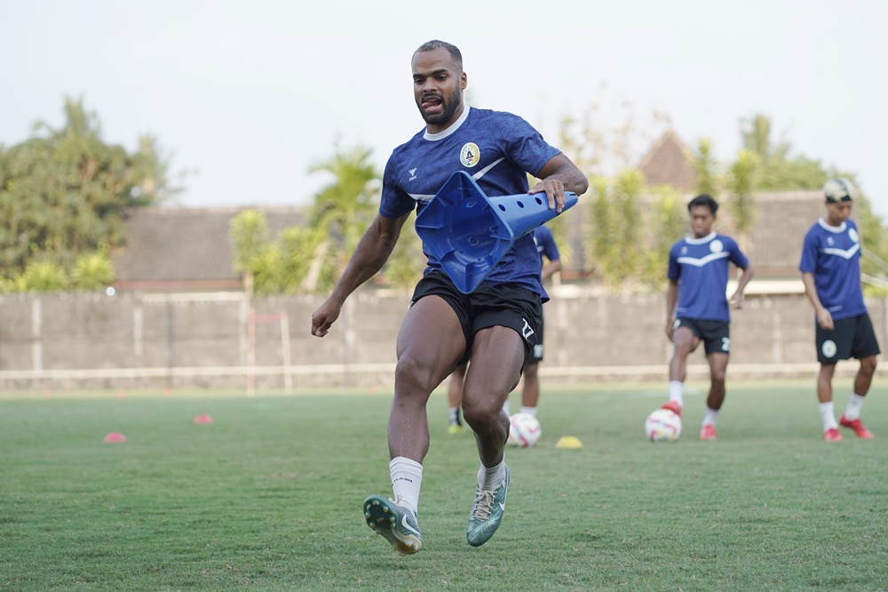 bek kanan asing PSS Sleman, Phil Ofosu Ayeh