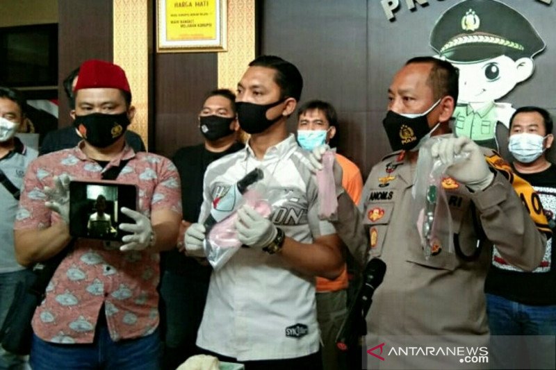 Kapolrestabes Palembang Kombes Pol Anom (kanan) Setyadji menunjukan barang bukti penindakan tegas terhadap seorang pelaku kejahatan berinisial AS (36), Rabu (23/12) (ANTARA/Aziz Munajar/20)

