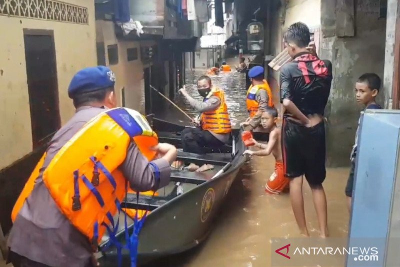 Petugas BPBD DKI Jakarta mengevakuasi korban banjir di RT11 RW05 Kebon Pala, Kampung Melayu, Jakarta Timur, menggunakan perahu karet, Minggu (7/2/2021). Banjir terjadi akibat luapan Kali Ciliwung. (ANTARA/HO-BPBD DKI)

