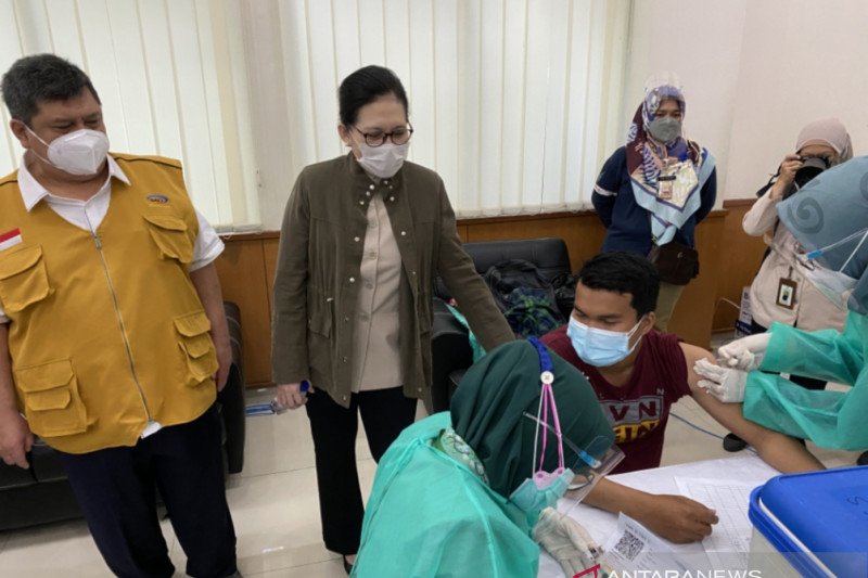 Inspektur Jenderal Kementerian Kesehatan Murti Utami (kedua dari kiri) saat meninjau vaksinasi COVID-19 di Kantor BPKP di Jakarta Timur, Senin (8/3/2021). (ANTARA/HO-Humas BPKP).
