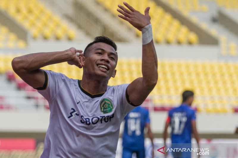 Pemain Persikabo 1973 Ahmad Nufiandani melakukan selebrasi usai mencetak gol ke gawang Arema FC pada pertandingan Piala Menpora di Stadion Manahan, Solo, Jawa Tengah, Minggu (21/3/2021). ANTARA FOTO/Mohammad Ayudha/aww.
