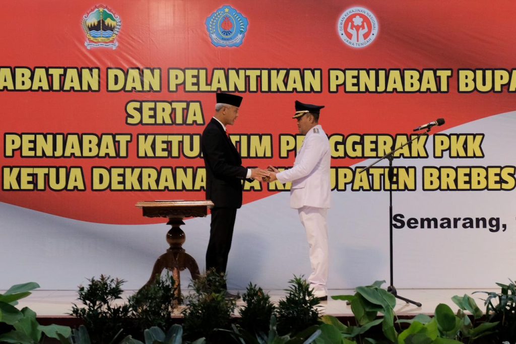Gubernur Jawa Tengah Ganjar Pranowo melantik Urip Sihabudin sebagai Penjabat Bupati Brebes.