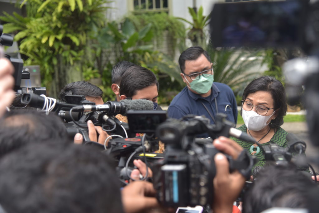 Menkeu Sri Mulyani Indrawati saat menjawab pertanyaan wartawan usai rapat terkait Persiapan Keketuaan Indonesia pada ASEAN 2023, di Kompleks Istana Kepresidenan, Jakarta, Selasa (13/09/2022). (Foto: Humas Setkab/Agung)

