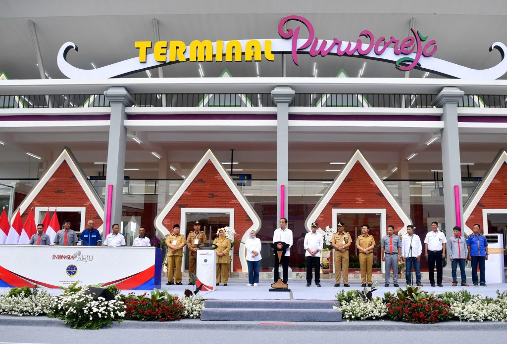 Presiden saat memberikan sambutannya pada peresmian terminal di Terminal Purworejo, Kabupaten Purworejo, Jawa Tengah, Selasa (02/01/2024). (Foto: BPMI Setpres/Rusman)
