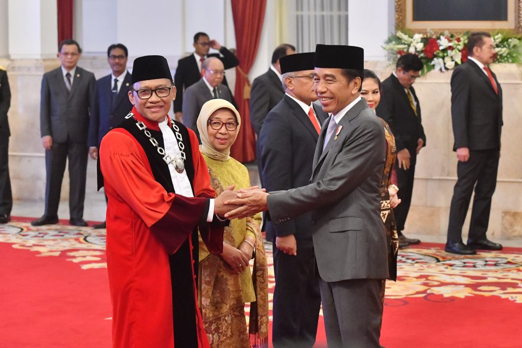Presiden Jokowi Lantik Ridwan Mansyur Sebagai Hakim Mahkamah Konstitusi