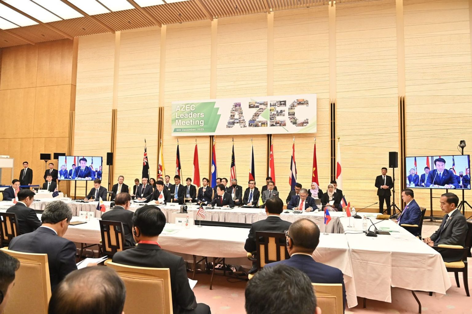 Presiden Jokowi menyampaikan pandangannya pada KTT AZEC di Main Hall Kantor PM Jepang, Tokyo, Senin (18/12/2023). (Foto: BPMI Setpres/Laily Rachev)


