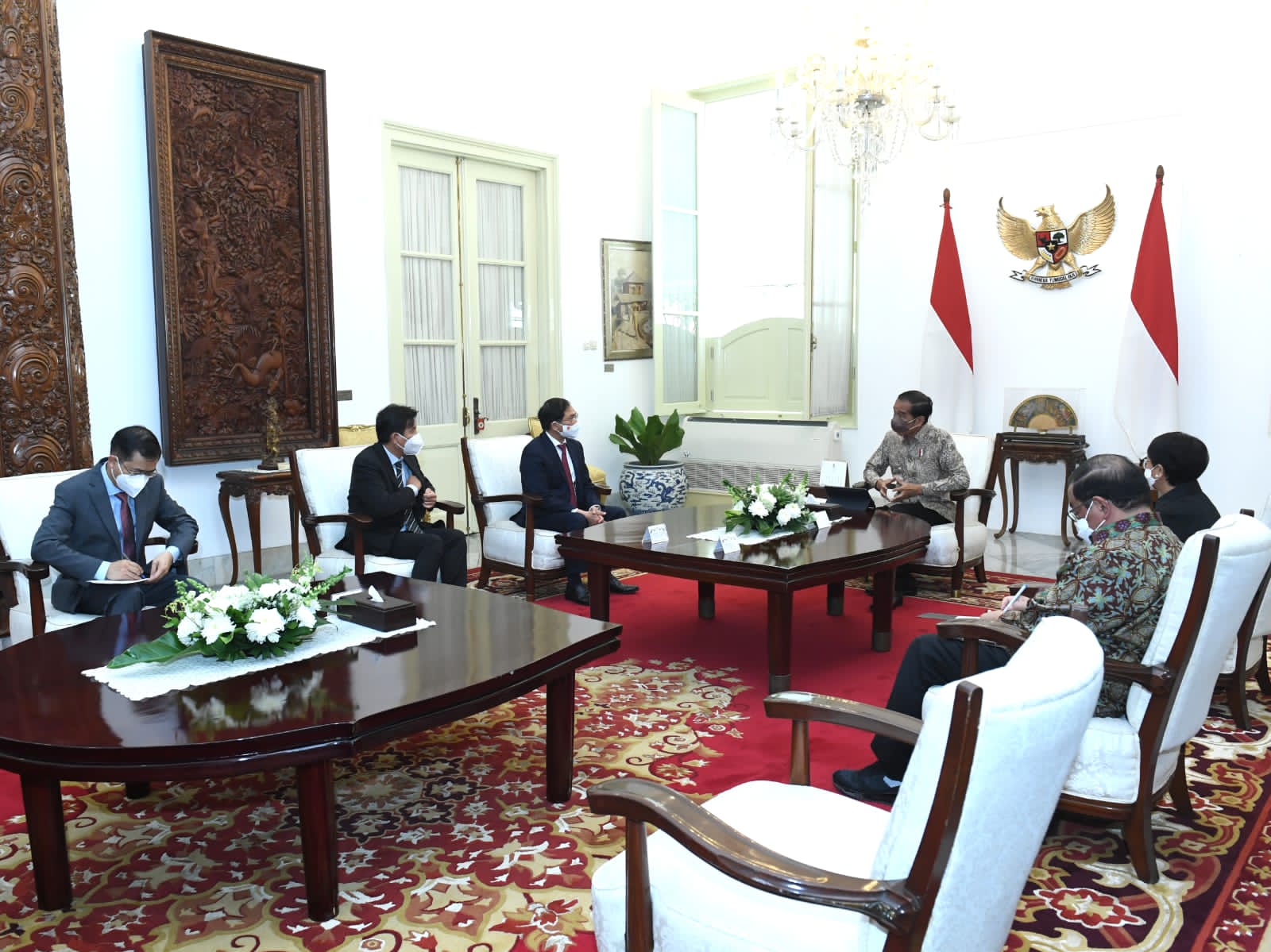 Presiden Joko Widodo menerima kunjungan kehormatan Menteri Luar Negeri (Menlu) Vietnam, Bui Thanh Son, dan delegasi di Istana Merdeka, Jakarta, pada Rabu, 20 Juli 2022. Foto: BPMI Setpres/Kris