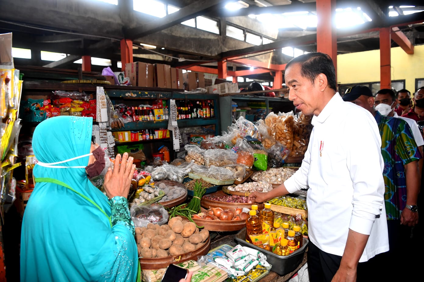 Presiden Jokowi berbincang dengan pedagang di Pasar Sentul, Kota Yogyakarta, Provinsi DIY, Minggu (08/01/2023) pagi. (Foto: BPMI Setpres/Rusman)

