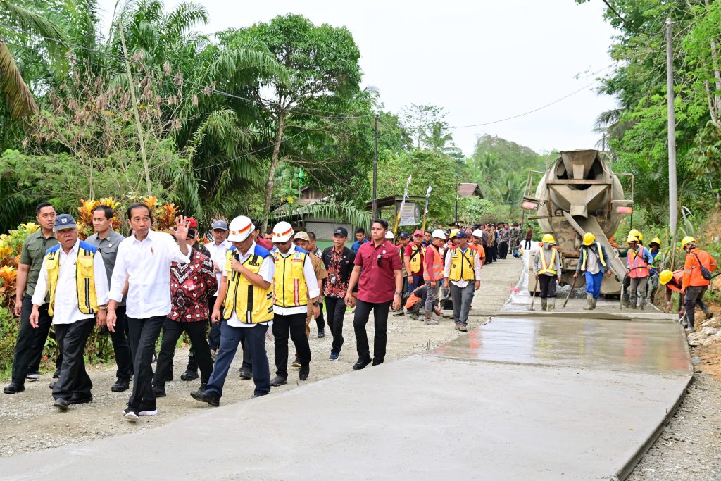 Presiden Jokowi meninjau progres penanganan IJD di Desa Agro Mulyo, Kecamatan Sepaku, Kabupaten Penajam Paser Utara, Sabtu (23/09/2023). (Foto: BPMI Setpres/Muchlis Jr)
