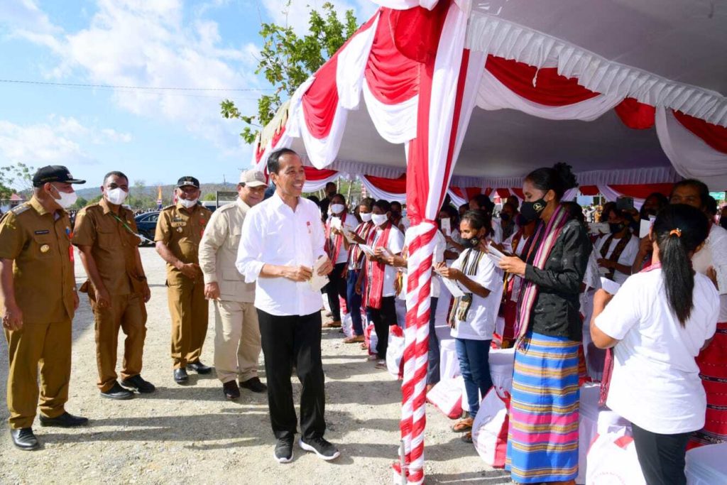 Presiden Joko Widodo meninjau penyerahan BLT BBM, sembako, dan BLT kepada peserta program keluarga harapan (PKH) di Kantor Pos Cabang Pembantu Moa, Kabupaten Maluku Barat Daya, pada Kamis, 15 September 2022. Foto: BPMI Setpres/Muchlis Jr.
