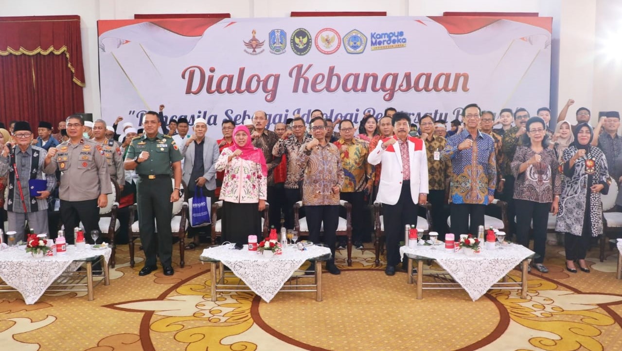 Gubernur Jawa Timur Khofifah Indar Parawansa  bersama nara sumber Dialog Kebangsaan 'Pancasila Sebagai Ideologi Pemersatu Bangsa' yang digelar di Gedung Negara Grahadi Surabaya, Sabtu (14/1)