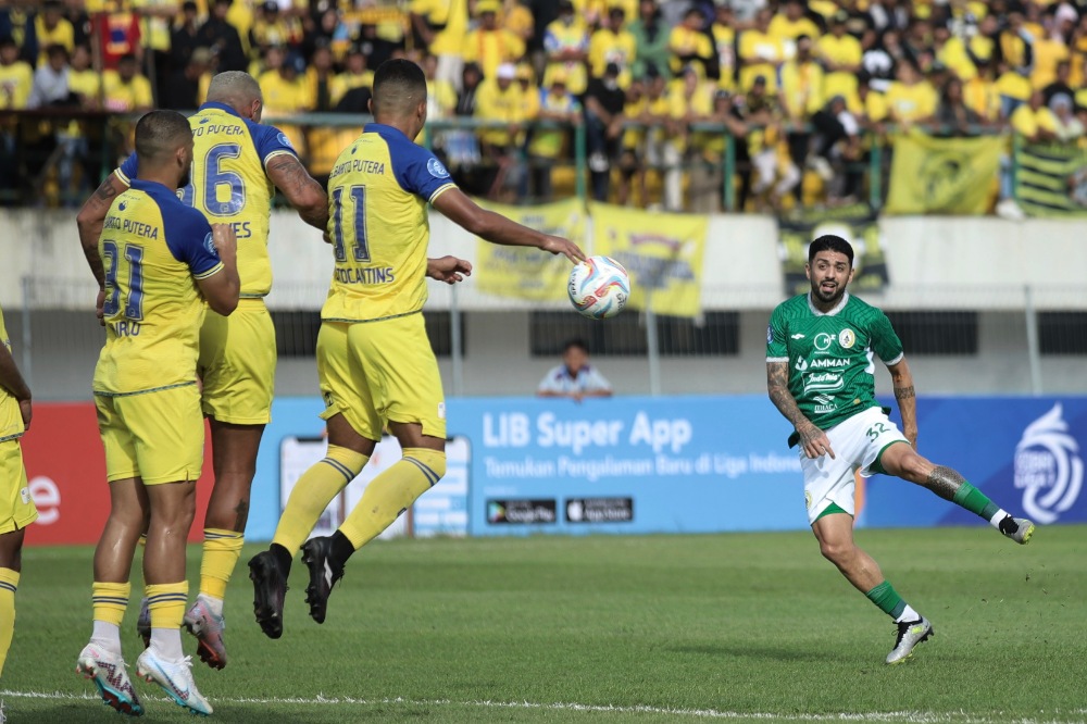 Barito Putera melanjutkan tren positif khususnya di laga kandang. Pada laga pekan ke-3 BRI Liga 1 2023/24 di Stadion Demang Lehman, Martapura, Jumat (14/7), skuat Laskar Antasari menaklukkan PSS Sleman dengan skor 3-1. 