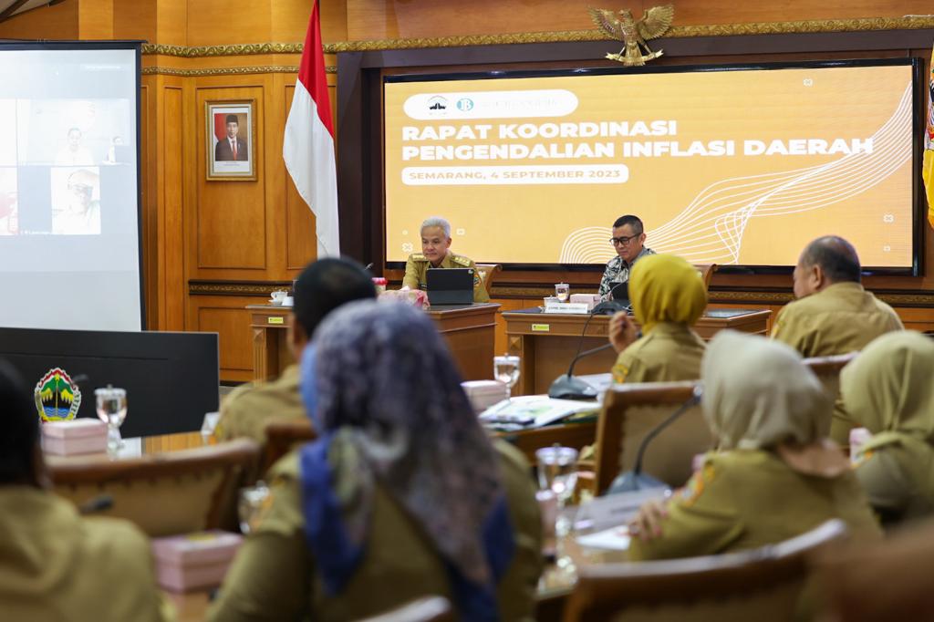 Gubernur Jawa Tengah Ganjar Pranowo saat mengikuti rapat Tim Pengendali Inflasi Daerah (TPID) terpusat yang dipimpin Menteri Dalam Negeri RI Tito Karnavian secara daring, dari Gedung A Kantor Pemprov Jawa Tengah, Senin (4/9/2023).