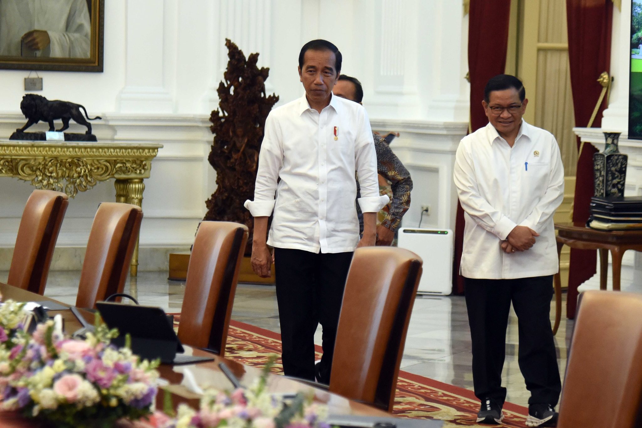 Presiden Jokowi didampingi Seskab Pramono Anung dan Mensesneg Pratikno memasuki ruang ratas, di Istana Merdeka, Jakarta, Senin (09/10/2023). (Foto: Humas Setkab/Rahmat)
