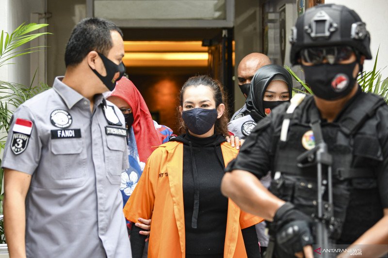 Polisi mengamankan penyanyi Reza Artamevia saat akan mengikuti rilis kasus pengungkapan tindak pidana narkotika di Polda Metro Jaya, Jakarta, Minggu (6/9/2020). Ditresnarkoba Polda Metro Jaya menangkap Reza Artamevia pada Jumat (4/9) di rumah makan kawasa