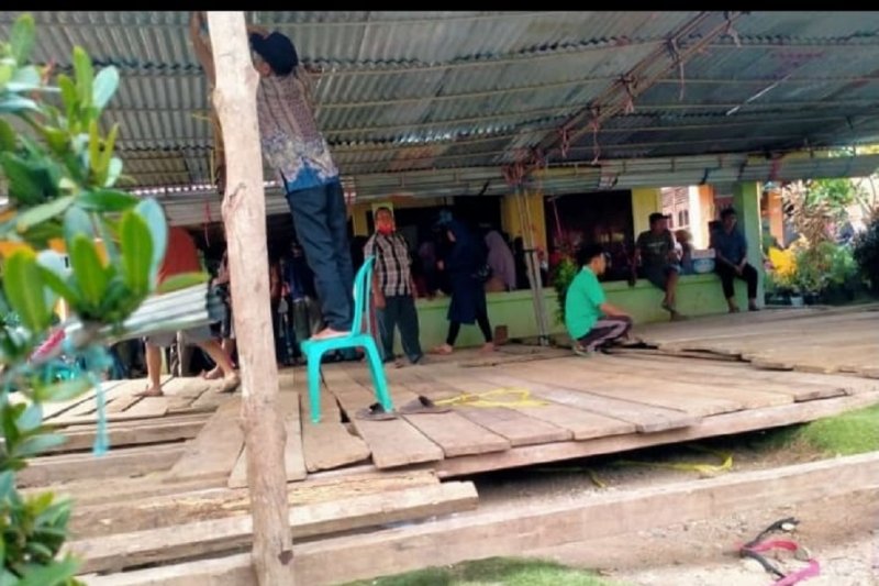 Suasana di rumah petani di Desa Dusun Pulau, Kabupaten Mukomuko yang meninggal dunia akibat diserang babi hutan. (ANTARA/HO)