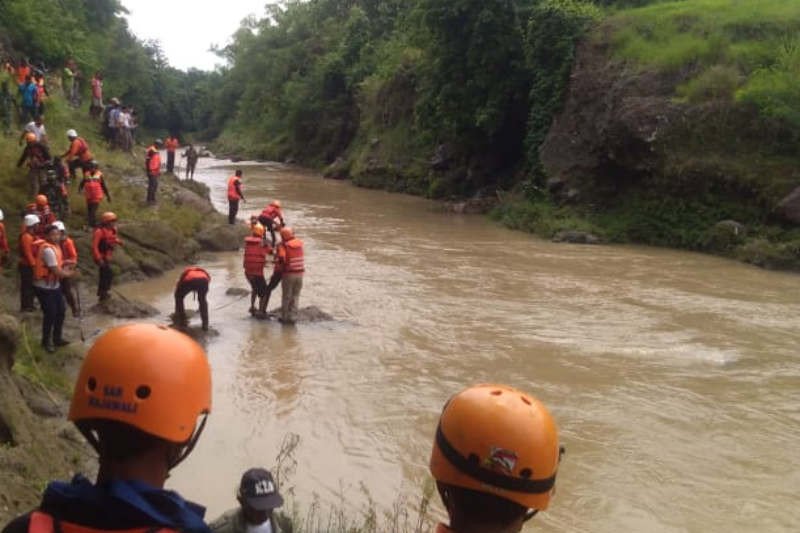 Petugas gabungan saat melakukan pencarian korban mobil patroli yang tertabrak KA di aliran Sungai Cemoro, Sragen, Selasa. (ANTARA/ HO-Basarnas Semarang)


