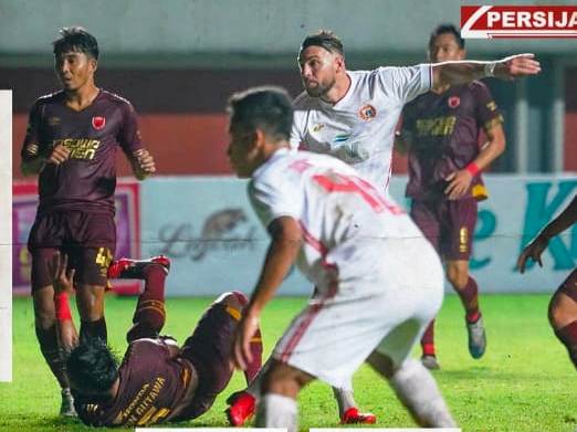 Striker Persija Marko Simic melakukan shooting ke gawang PSM. IG Persija