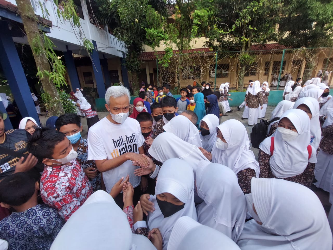 Gubernur Jawa Tengah Ganjar Pranowo yang mendadak mampir DI  SMP Negeri 1 Kalimanah, Kabupaten Purbalingga, Kamis (28/7/2022).