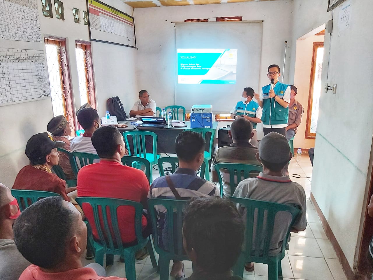 PLN ULP Ruteng UP3 Flores Bagian Barat Unit Induk Wilayah NTT audience dengan pemuda Manggarai . HMP/POLCE