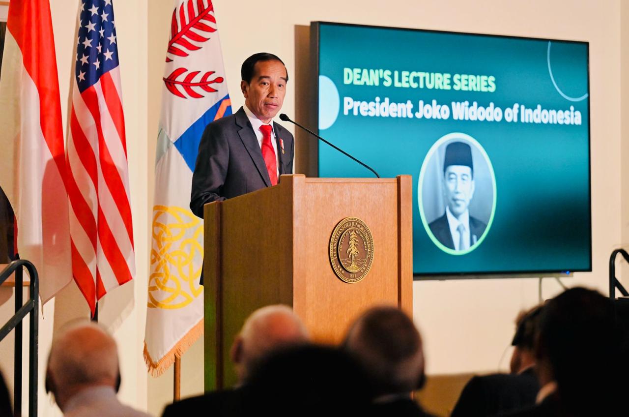 Presiden Jokowi menyampaikan kuliah umum di Stanford University, San Fransisco, Amerika Serikat, pada Rabu (15/11/2023). (Foto: BPMI Setpres/Laily Rachev)