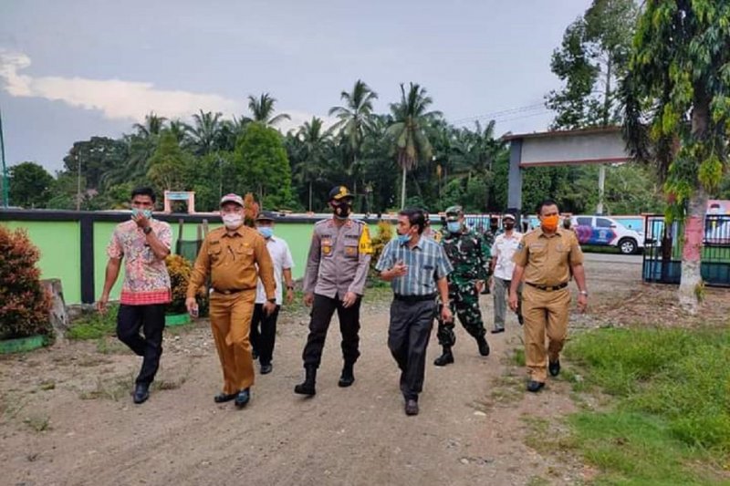 Satgas Penanganan COVID-19 Kabupaten Mukomuko melakukan pengecekan lokasi isolasi pasien COVID-19 di daerah ini. ANTARA/HO

