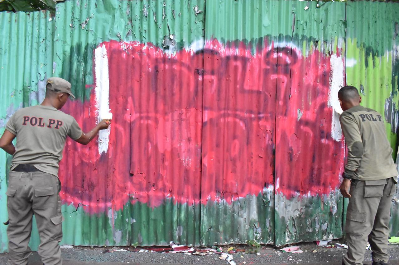 Aksi vandalisme yang bertuliskan “Adili Jokowi” mulai muncul di Kota Surabaya. Menanggapi kejadian tersebut, Satpol PP Kota Surabaya langsung turun tangan.
