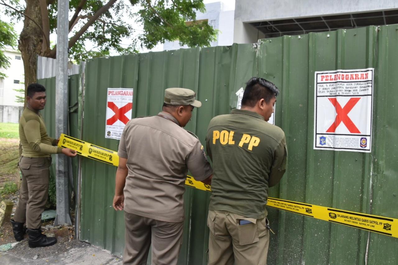 Delapan bangunan di wilayah Surabaya Barat resmi disegel oleh Satuan Polisi Pamong Praja (Satpol PP) Kota Surabaya pada Senin (17/2/2025). 