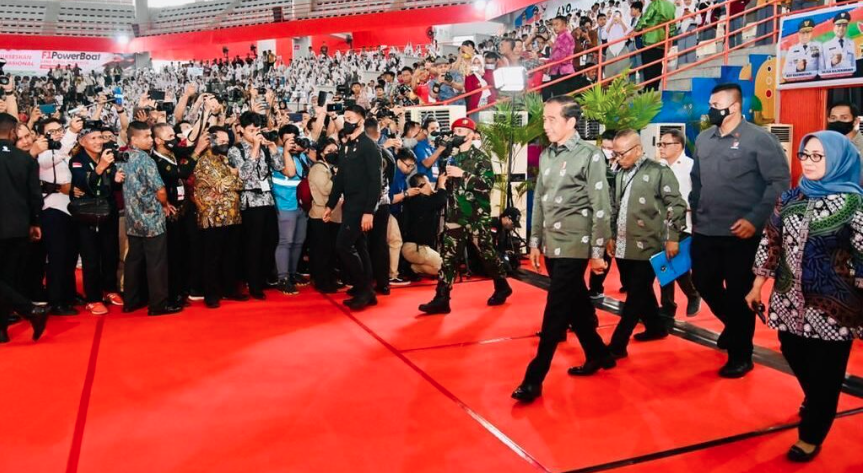 Presiden RI Joko Widodo (Jokowi) menghadiri Puncak Peringatan Hari Pers Nasional (HPN) Tahun 2023 yang digelar di Gedung Serbaguna Pemerintah Provinsi Sumatra Utara, Kabupaten Deli Serdang, Kamis (09/02/2023).

